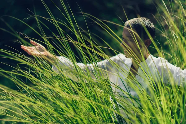 Fülle Frühling Frau Mit Offenen Armen Verbundenheit Mit Der Natur — Stockfoto