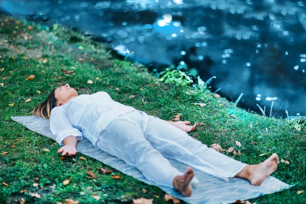 Posição Cadáver Savasana Meditação Jovem Praticando Ioga Meditando Junto Água — Fotografia de Stock