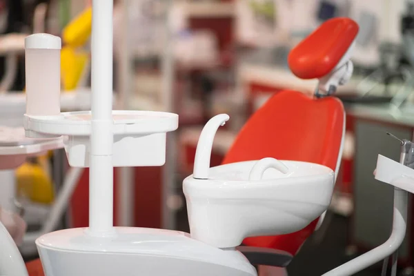 Cadeira Dentista Vermelho Clínica Odontológica Moderna — Fotografia de Stock