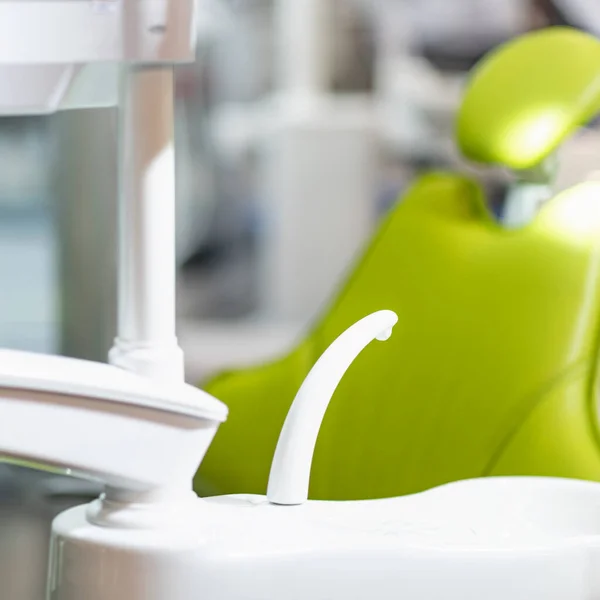 Lavabo Dentale Nel Moderno Studio Dentistico Con Sedia Verde Sullo — Foto Stock