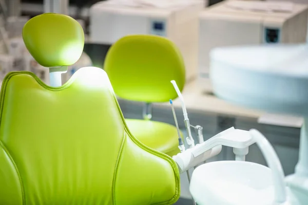 Зеленый Стоматолог Стул Раковиной Современной Стоматологической Клинике — стоковое фото