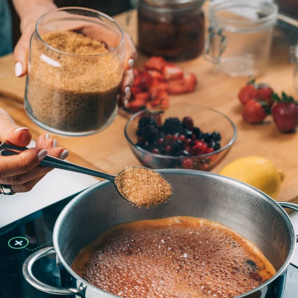 女性は果物を調理し 自家製ジャムを作る 黒糖を鍋に入れる — ストック写真