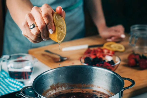 果物の缶詰保存 女性は果物を調理し 自家製ジャムを作る レモンを絞る — ストック写真