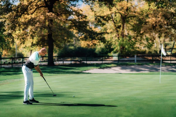 Joven Golfista Poniéndose Verde Día Soleado Otoño —  Fotos de Stock