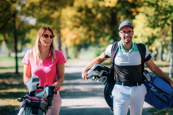 Para Polu Golfowym Idąc Następnego Dołka Ciesząc Się Pięknym Słonecznym — Zdjęcie stockowe