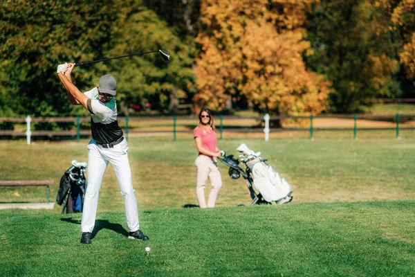 Ζευγάρι Του Γκολφ Golfer Στο Κουτί Τεε — Φωτογραφία Αρχείου