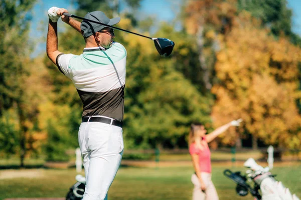 Golf Párok Fiatalember Elindul Társa Követi Labdát — Stock Fotó