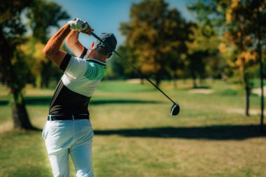 Şoförle golf sopası, arkadan vurulmuş.