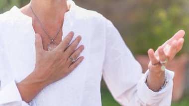 Kadın Dürüst El Hareketi Yapıyor