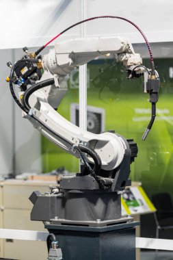 Bir üretim fabrikasında robot kol kaynak sistemi.