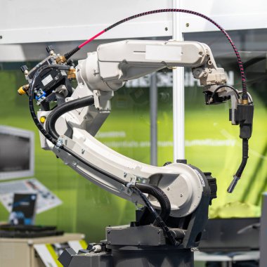 Bir üretim fabrikasında robot kol kaynak sistemi.