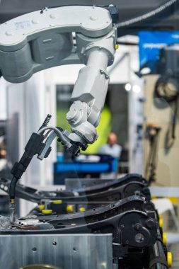 Bir üretim fabrikasında robot kol kaynak sistemi.