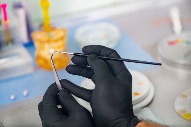 Protodontikler. Diş Teknisyeni Taç Yapıyor. 