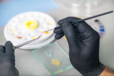 Protodontikler. Diş Teknisyeni Taç Yapıyor. 