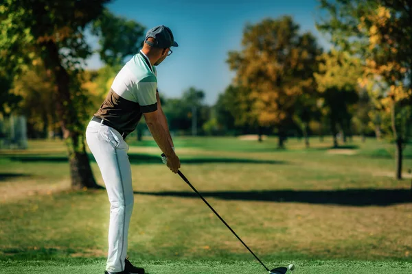 Hrát Golf Golfer Připravuje Záběr — Stock fotografie