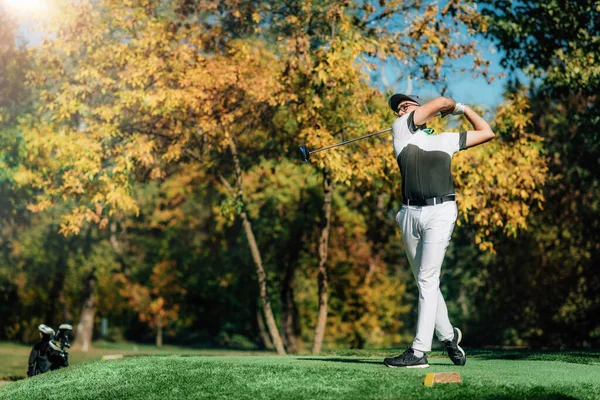 Fiatal Golfozó Tee Box Üti Labdát Vezető Klub Egy Napsütéses — Stock Fotó