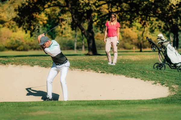 Golf Pár Golfozik Kijutnak Homokbunkerből Golfpályán — Stock Fotó