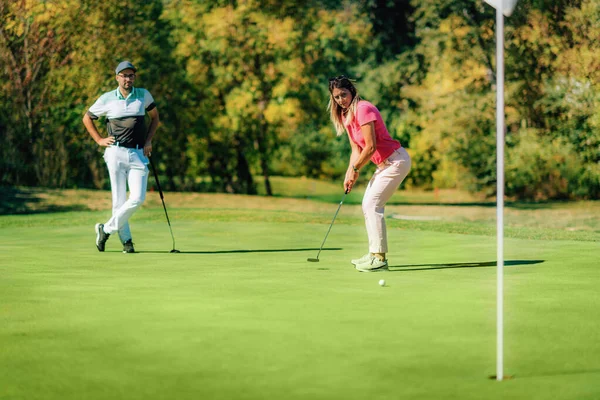 Casal Golfe Vestindo Verde Tempo Bonito — Fotografia de Stock