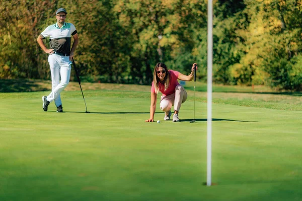 Kobieta Grająca Golfa Czytająca Zieleń — Zdjęcie stockowe