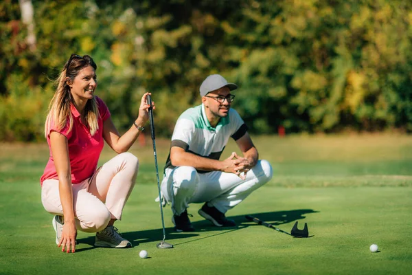 Estilo Vida Golfe Casal Golfe Putting Green Desfrutando Belo Dia — Fotografia de Stock