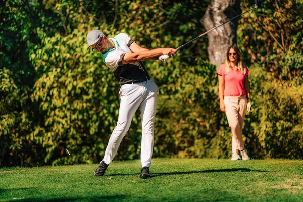 Golf Swing Pár Golfovém Hřišti — Stock fotografie