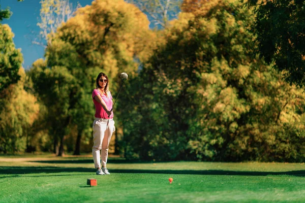 Belle Golfeuse Préparant Sur Boîte Tee — Photo