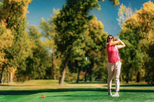 Damas Golf Hermosa Mujer Joven Swing Golf —  Fotos de Stock