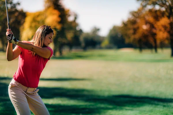 Mulher Golfe Balanço Golfe Tiro Por Trás — Fotografia de Stock