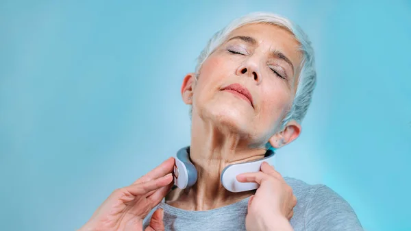 Senior Woman Noaring Pulse Neck Massager — Stock fotografie