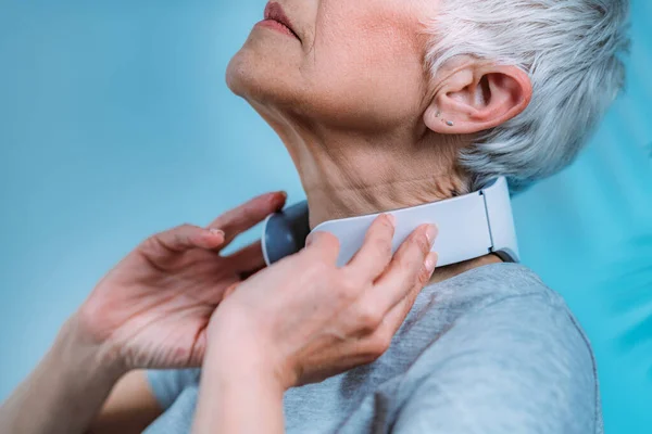 Nackenmassager Vorhanden Seniorin Bekommt Nackenmassage Mit Massagegerät — Stockfoto