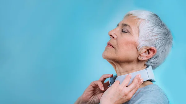 Senior Vrouw Draagt Pols Nek Massager — Stockfoto