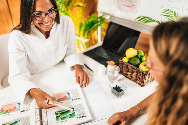 Nutrizionista Cliente Discutono Piano Nutrizionale Equilibrato — Foto Stock