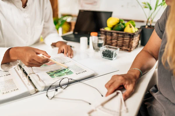 Nutrizionista Cliente Discutono Piano Nutrizionale Equilibrato — Foto Stock