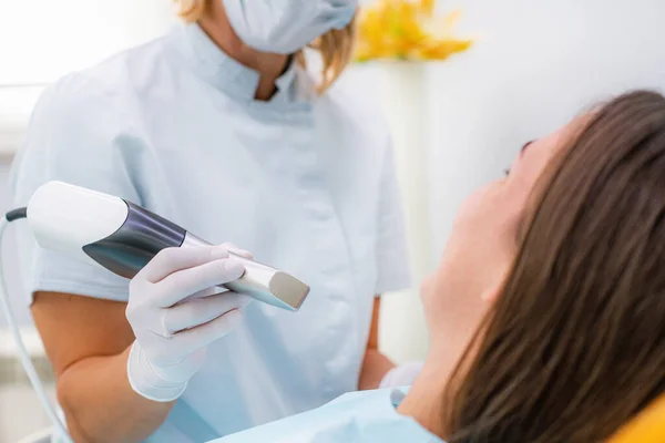 Prótesis Dentista Que Usa Cámara Dental Para Escanear Los Dientes — Foto de Stock