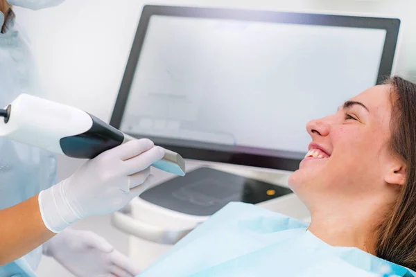 Prothodontie Tandarts Met Behulp Van Dental Camera Voor Het Scannen — Stockfoto