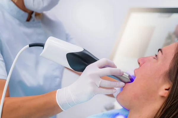 Prótesis Dentista Que Usa Cámara Dental Para Escanear Los Dientes — Foto de Stock
