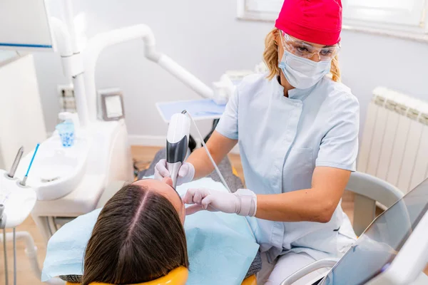 Protetyka Stomatologiczna Dentysta Przy Użyciu Kamery Procedurze Rekonstrukcji Zębów — Zdjęcie stockowe
