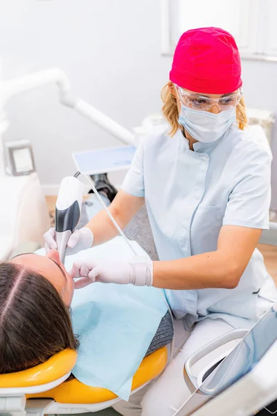 Dental Prosthodontics Dentista Usando Câmera Procedimento Reconstrução Dentes — Fotografia de Stock