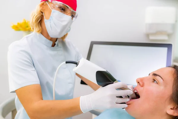 Dental Prosthodontics Dentist Using Camera Teeth Reconstruction Procedure — Stock Photo, Image