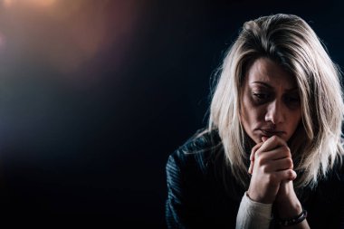 Depresyon Bozukluğu Konsepti - melankolik kadın yüzünün görüntüsünü kapat