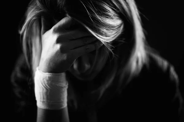Depresyjny Portret Kobiety Depresji Zakrywającej Twarz Rękami — Zdjęcie stockowe