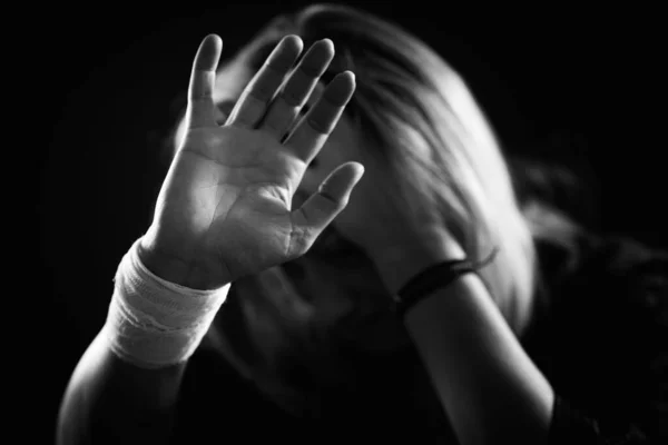 Retrato Depressão Uma Mulher Deprimida Cobrindo Rosto Com Mãos — Fotografia de Stock
