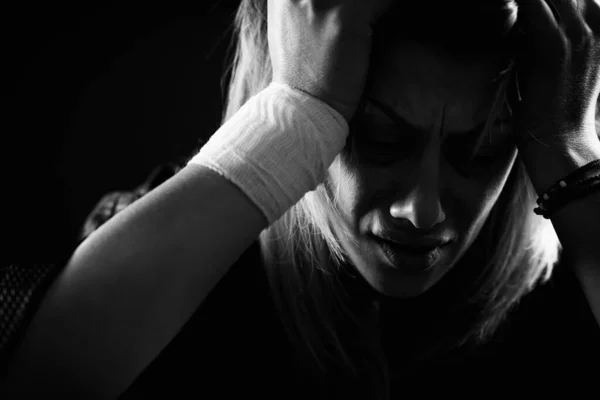Ponury Portret Mocno Zestresowanej Kobiety Depresji Płaczącej Wyrażającej Negatywne Emocje — Zdjęcie stockowe