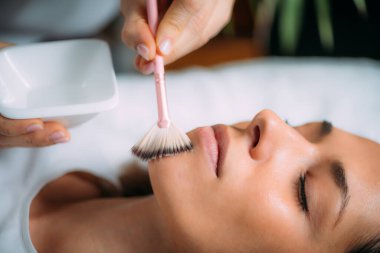 Retinol Serumu ile Kimyasal Kabuk Yüzü Tedavisi.