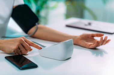 Evde Kan Basıncını Kan Basıncı İzleyicisiyle Ölçmek 