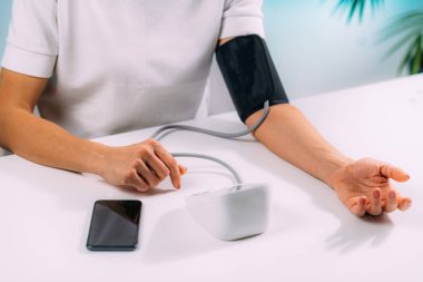 Evde Kan basıncı testi yapılıyor. 