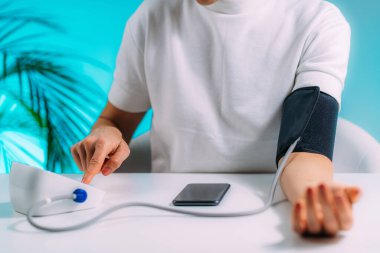 Dijital sağlık, tansiyonunu kontrol etmek, akıllı telefon uygulamasına veri eklemek  