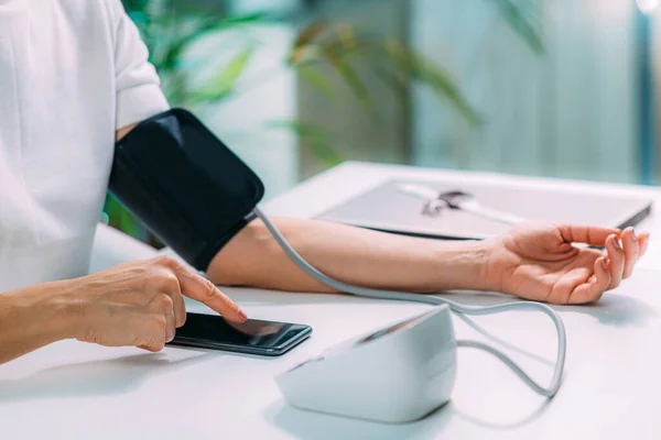 Measuring Blood Pressure Using Smartphone Follow Results — Φωτογραφία Αρχείου