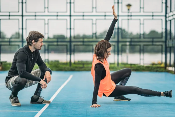 Mujer Joven Deportista Haciendo Ejercicio Aire Libre Con Entrenador Fitness — Foto de Stock
