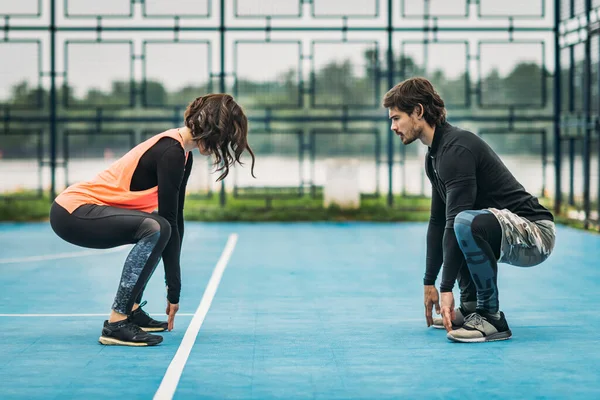 Mujer Joven Deportista Haciendo Ejercicio Aire Libre Con Entrenador Fitness — Foto de Stock